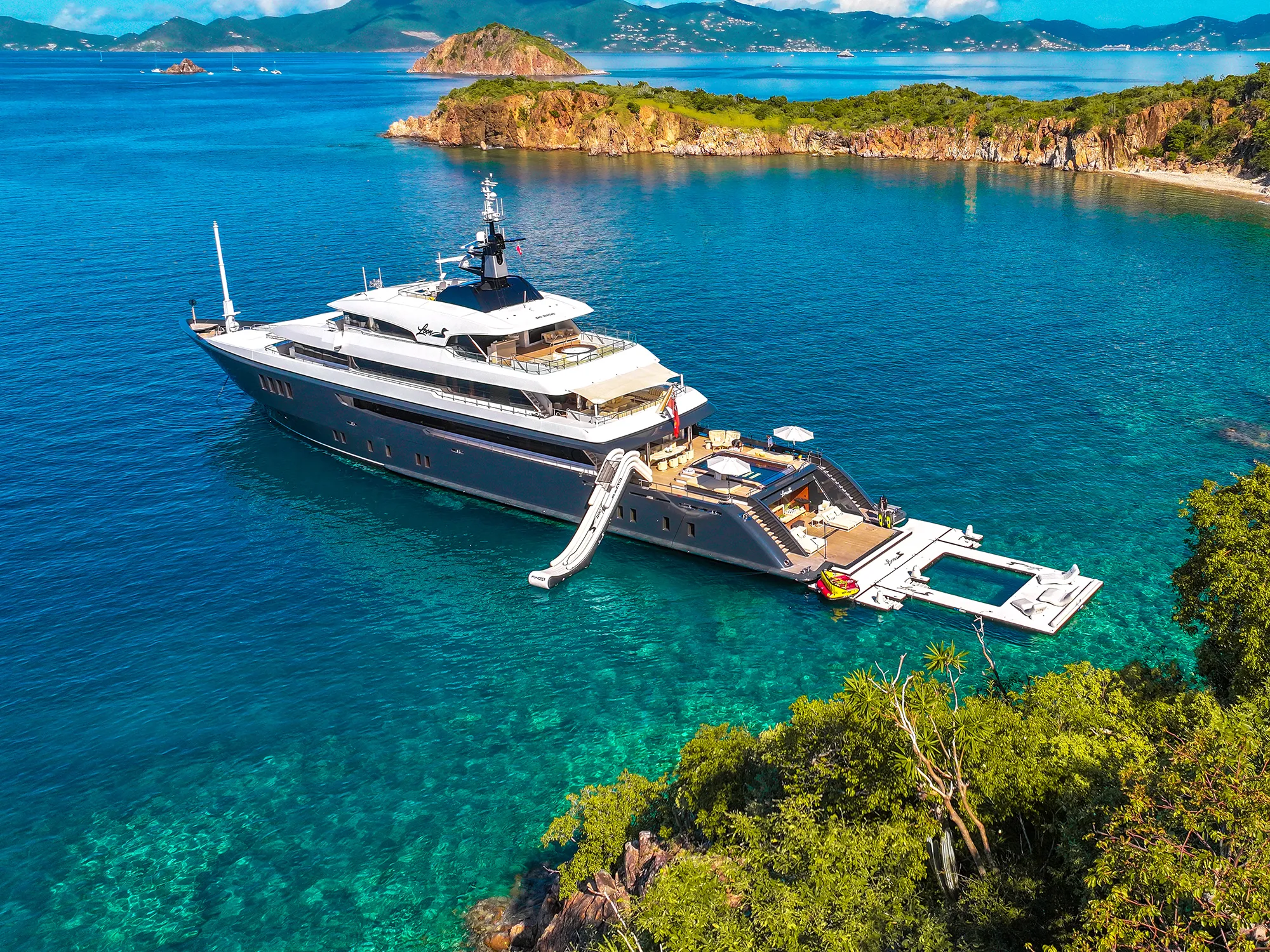 Motor Yacht Loon in Norman island